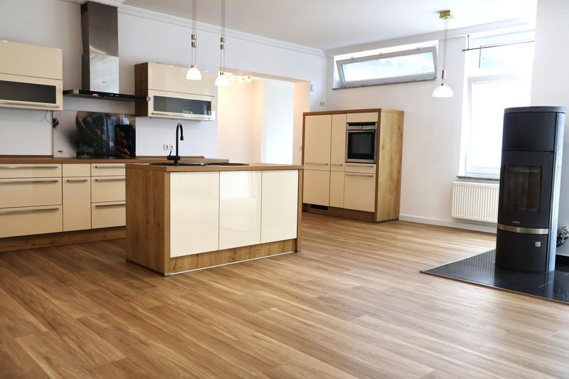 Hell geschnittene 105 m² Einliegerwohnung mit Terrasse & Wohnküche